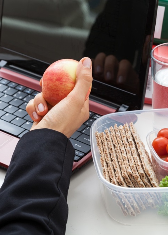 7 نصائح ذهبية لتناول الطعام اثناء العمل