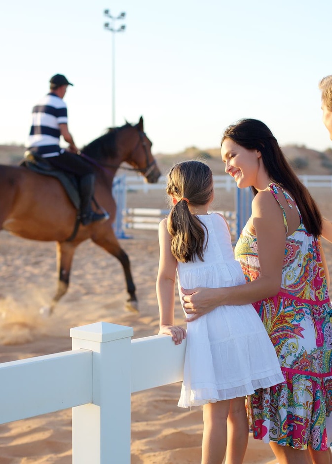 مركز الوادي للفروسية والمغامرات.. عش أجواء المغامرة وأطلق لطموحك العنان في قلب الصحراء