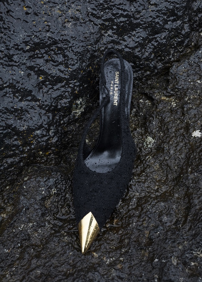 حذاء ڨيسبر بامب 90 ملم مكشوف من الخلف مصنوع من قماش التويد باللون الأسود مع شكل مثلث معدني ذهبي من الأمام 