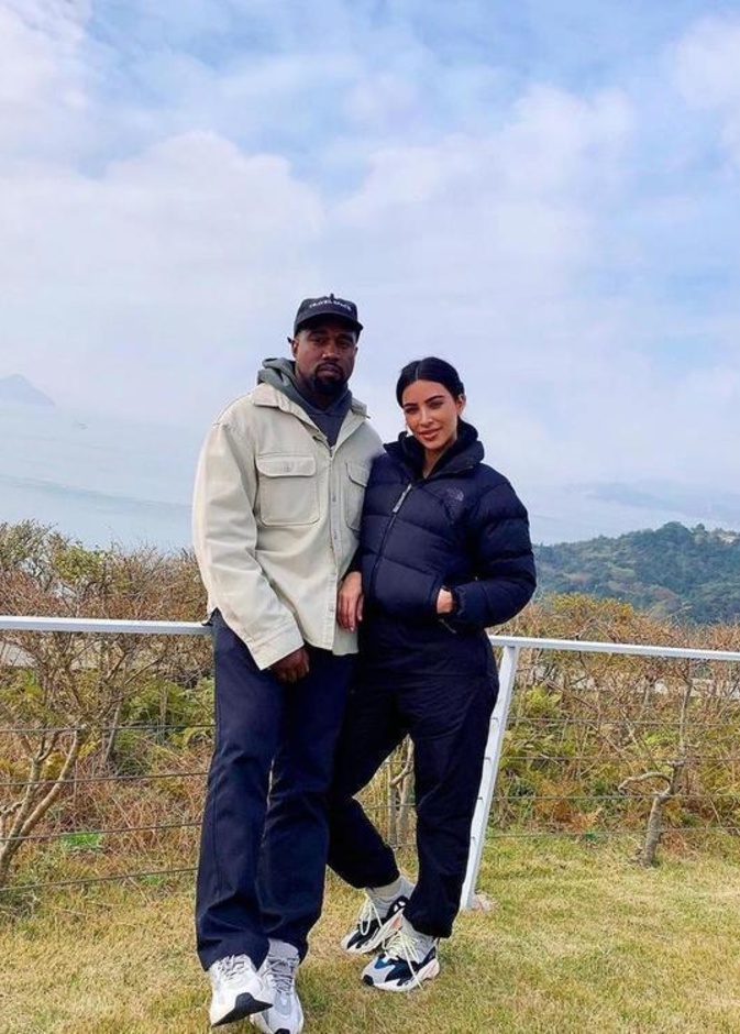 كيم كارداشيان تروج لحفل كاني ويست 