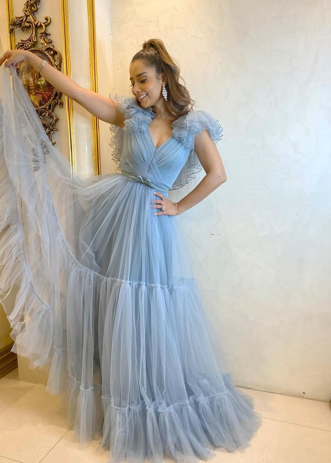 بلقيس تتألق في إطلالة ناعمة هادئة بالأزرق السماوي 