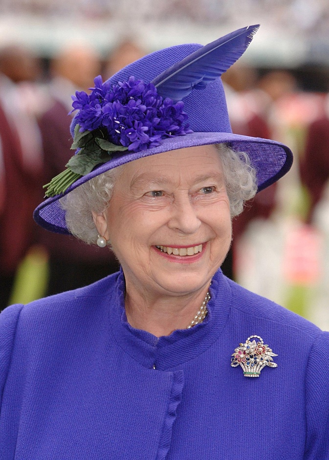 الملكة إليزابيث الثانية ترتدي بروش سلة الزهور The Flower Basket‏ المستوحاة من الطبيعة