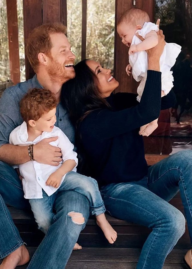 مصدر هاري وميغان أصابا القصر الملكي "بحيرة"