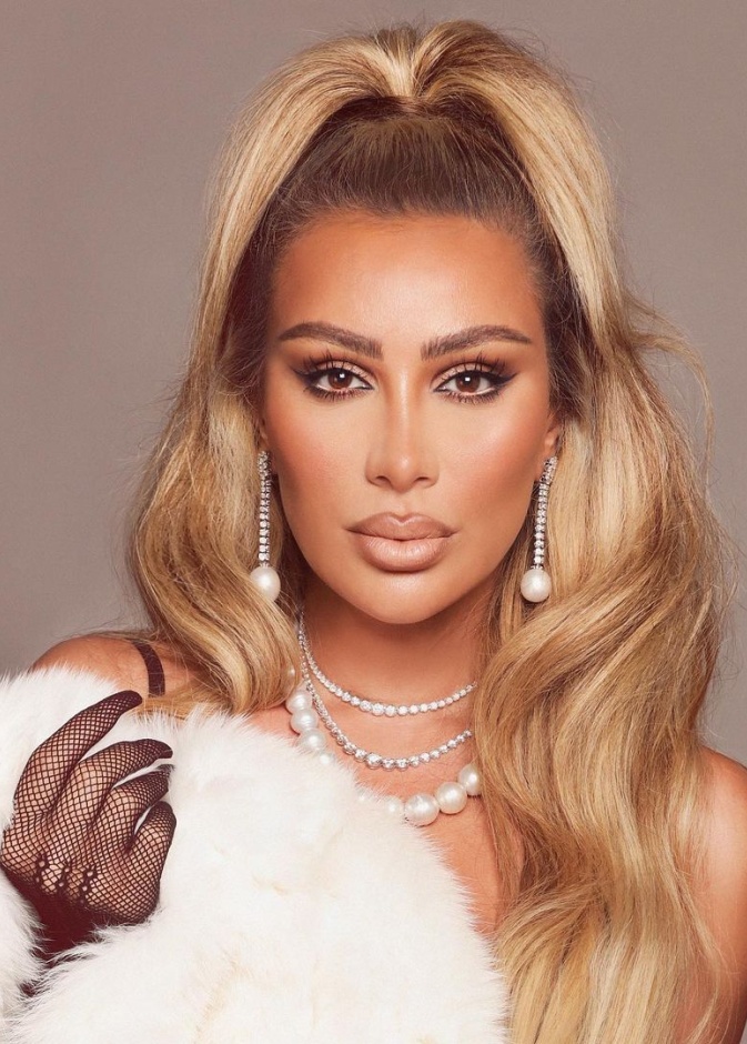 مايا دياب تودع عام 2021 بإطلالة جمالية لافتة