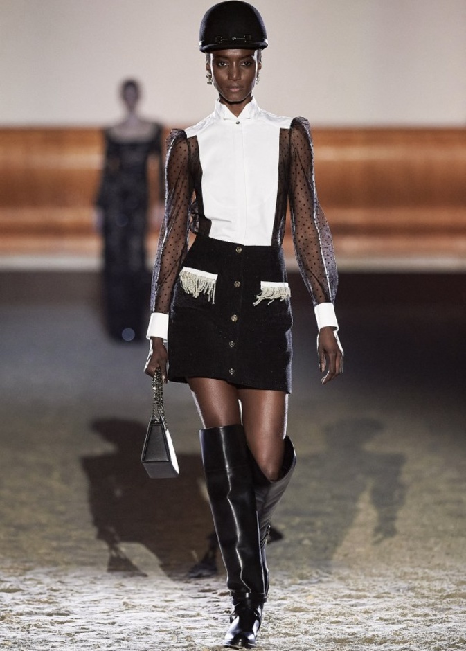 إطلالة مميّزة بتنورة سوداء قصيرة من Elisabetta Franchi