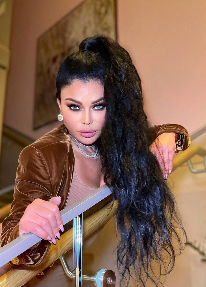 هيفاء وهبي تتألق بإطلالة شعر ذيل الحصان بأحدث ظهور لها