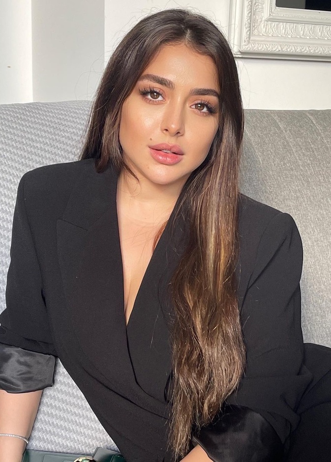 صور هيا مرعشلي تستعرض إطلالتها بدون مكياج وتُبرز عيوب بشرتها