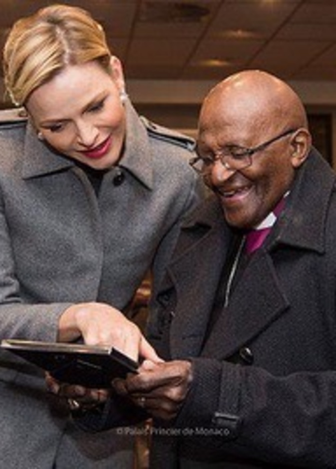 ملكة بريطانيا وأفراد عائلات ملكية ينعون ديزموند توتو