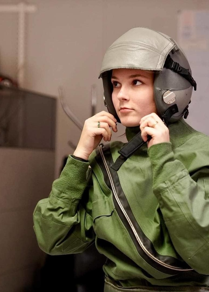 الأميرة أنغريد تحلق بطائرة f-16 خلال تدريب عسكري