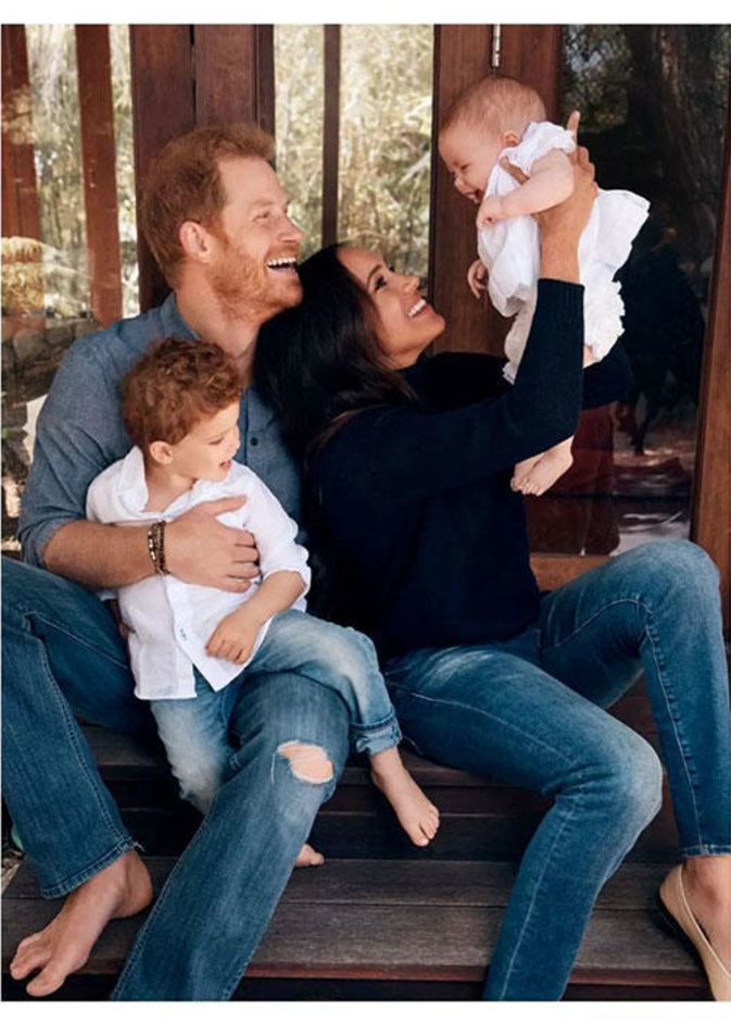 هاري وميغان مع طفليهما في صورة بطاقة نهاية العام