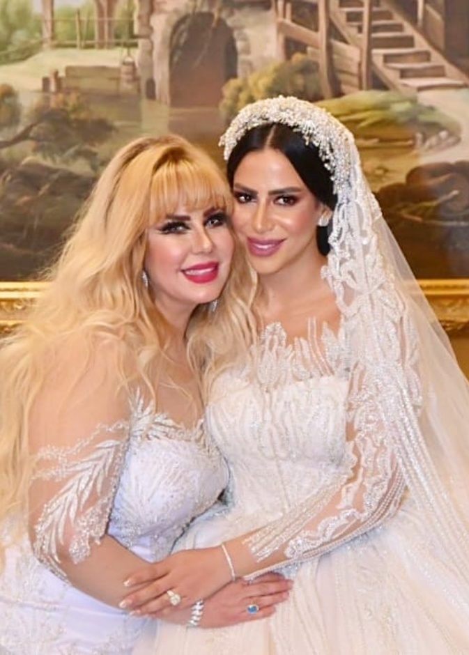منى اش اش وابنتها