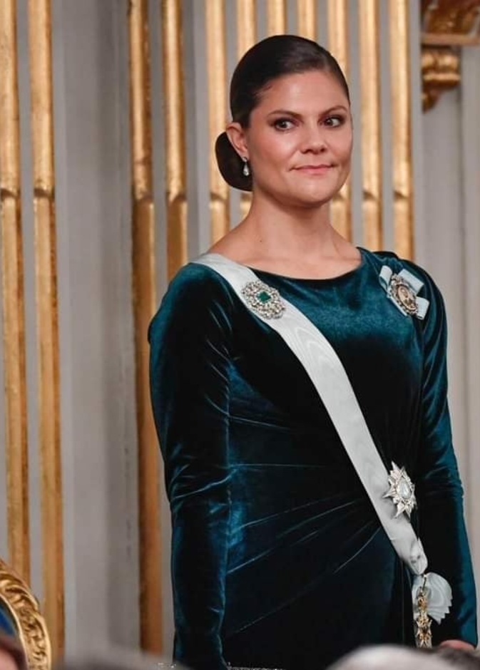  الأميرة فيكتوريا بإطلالة ساحرة في اجتماع رسمي جديد