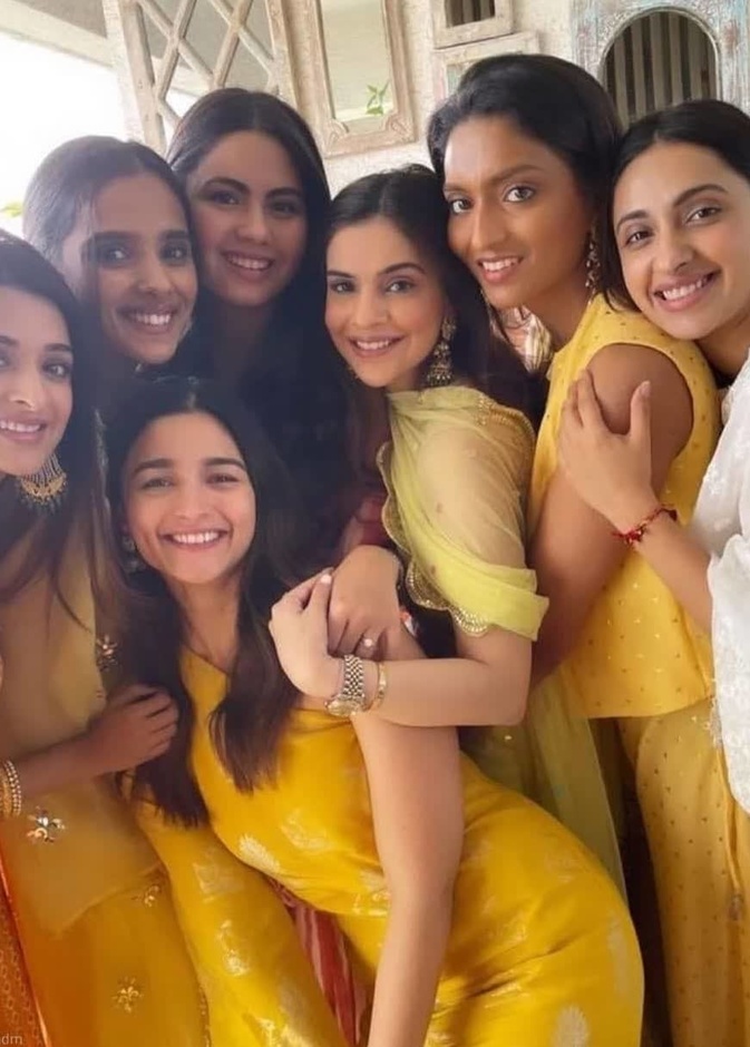 عليا بهات وصيفة شرف في حفل زفاف صديقة مقربة