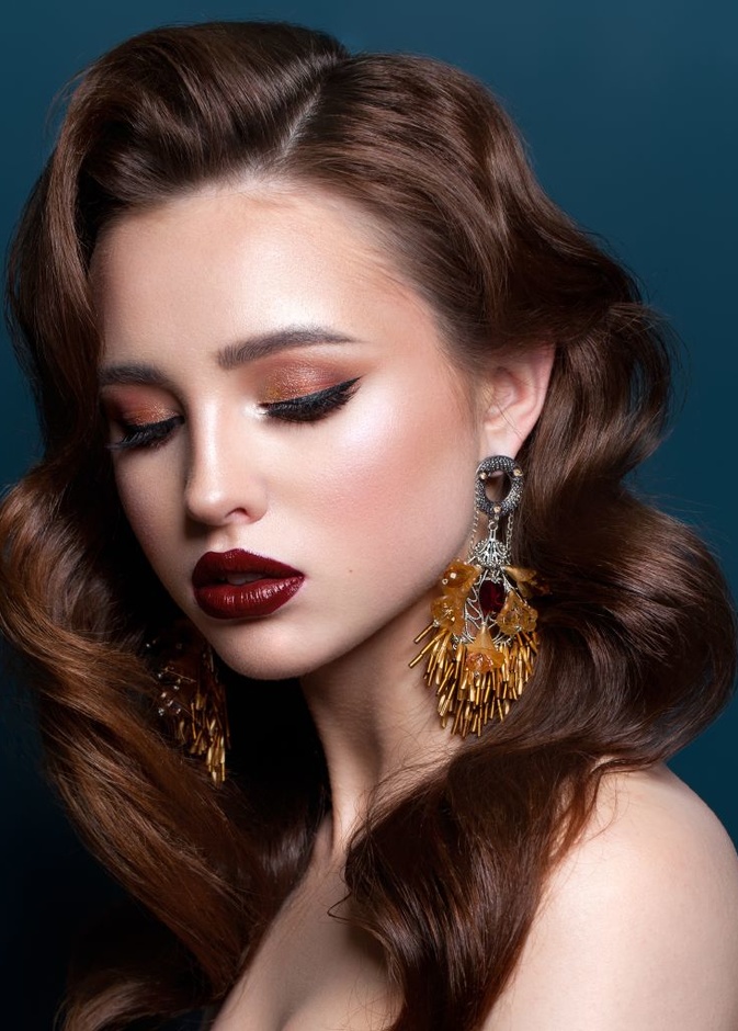 مكياج عيون باللون الأحمر والبرونزي لسهرات نهاية العام 2022