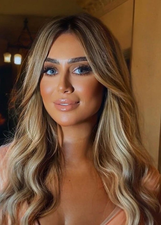 ابنة غادة عبد الرازق تستعرض إطلالتها الجمالية في حفل خطوبتها