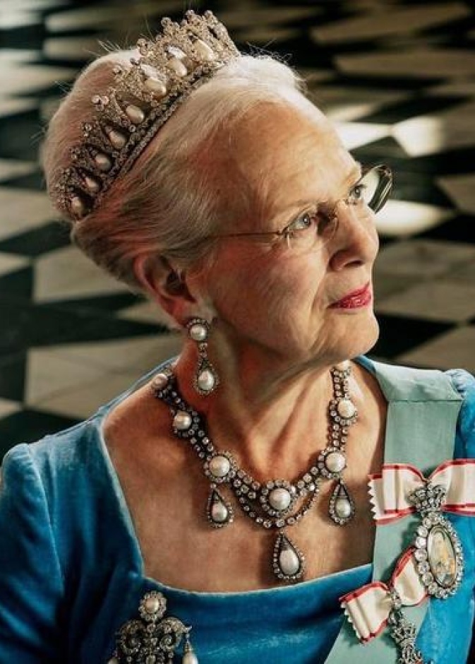 أجمل مجوهرات اللؤلؤ التي ارتدتها مارغريت ملكة الدنمارك