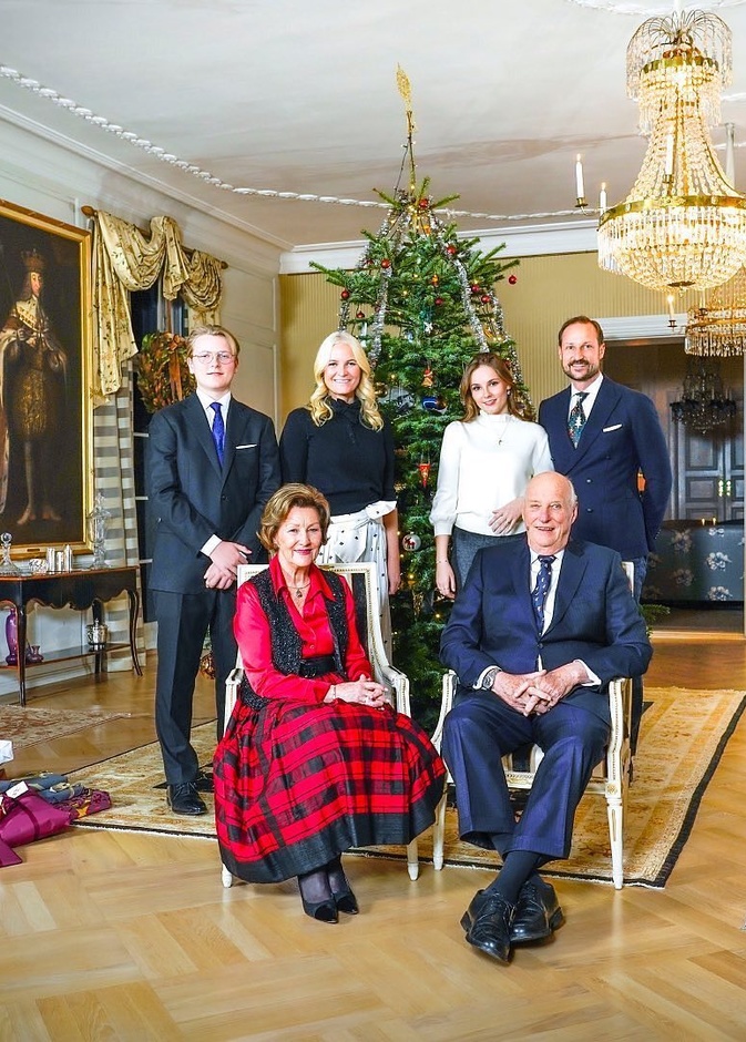 العائلة المالكة النرويجية تنشر صورة رسمية جديدة بمناسبة نهاية العام