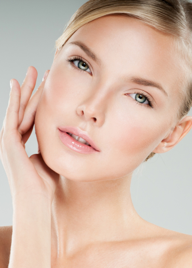 5 استخدامات جمالية لزيت الورد لإطلالة مشرقة قبل نهاية العام