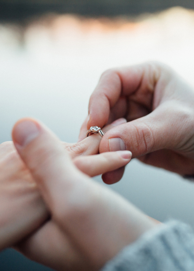 عريس يفاجئ عروسه بطلب الزواج منها تحت الماء