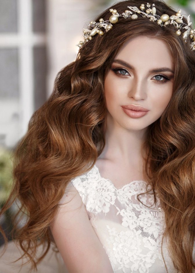 shutterstock_ أجمل أطواق الشعر لعروس 2022