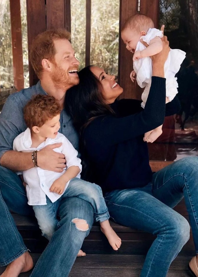 اتهامات لميغان وهاري بمحاولة سرقة الأضواء من الملكة