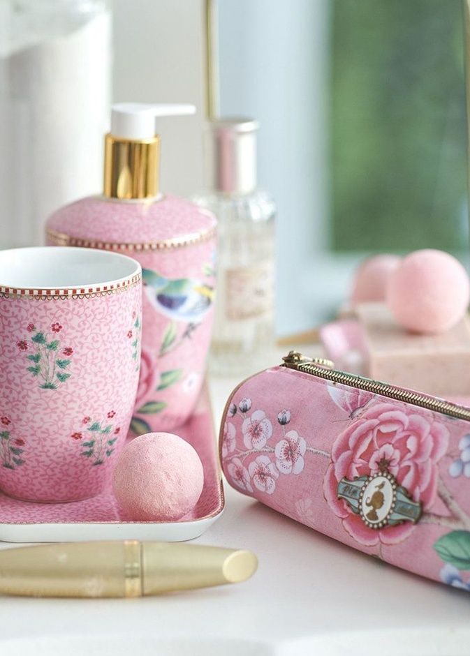 أطقم حمام بألوان الباستيل