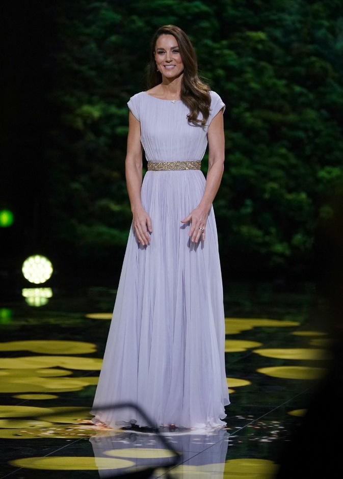 أطلت كيت في حفل توزيع جوائز Earthshot بإطلالة أرجوانية من تصميم ألكسندر ماكوين أطلت بها للمرة الأولى منذ 10 سنوات