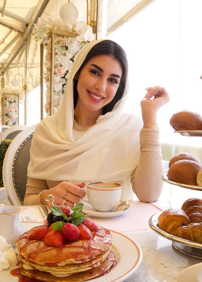 إطلالة ياسمين صبري باللون البيج