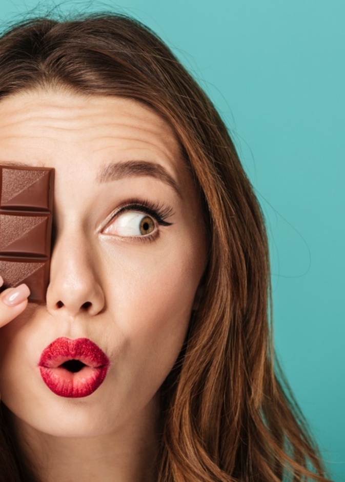 اطعمة تعزز الشعور بالسعادة وتحارب اكتئاب الشتاء منها الشوكولاتة الداكنة