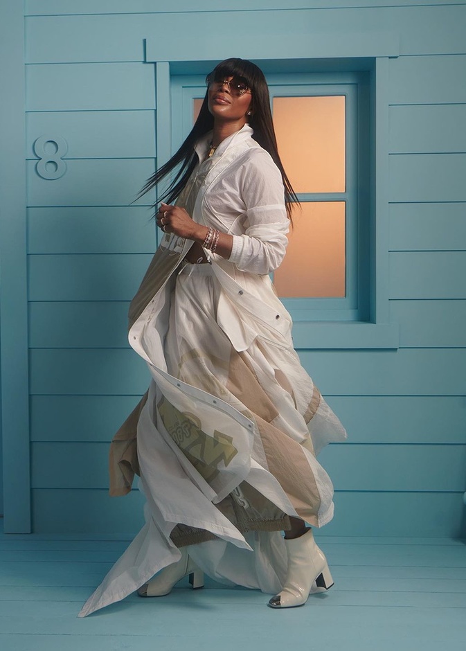 اطلالة ناعومي كامبل تخطف الأنظار في عرض لويس فويتون بالمعطف من تصميم الدار