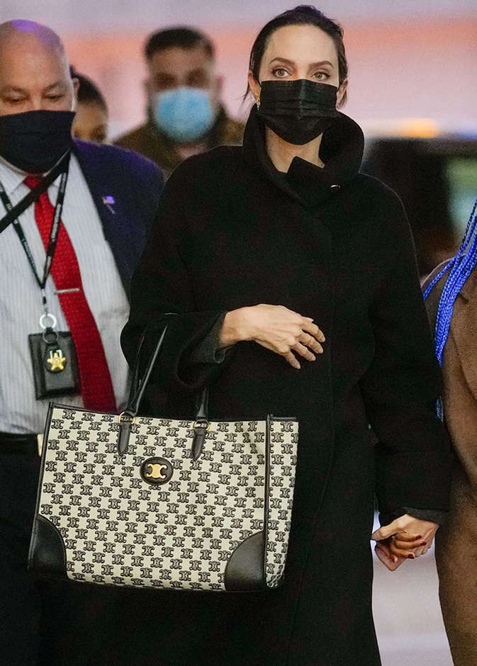 اطلت جولي بالعطف الاسود الانيق نسقت معه حقيبة HORIZONTAL CABAS من دار Celine