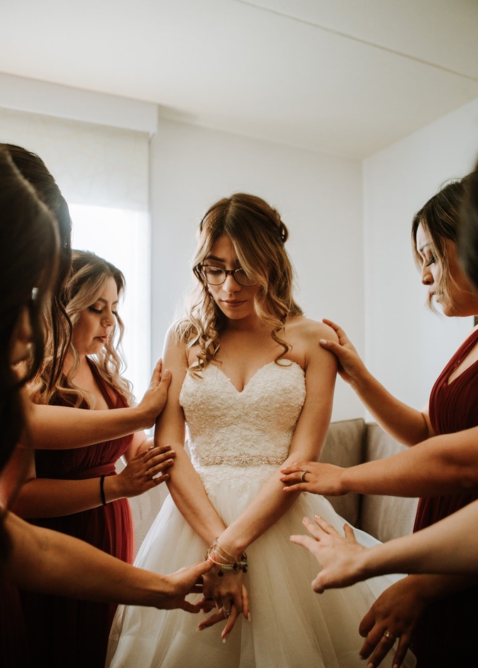 العروس سخرت من وصيفة الشرف وطفلها حديث الولادة