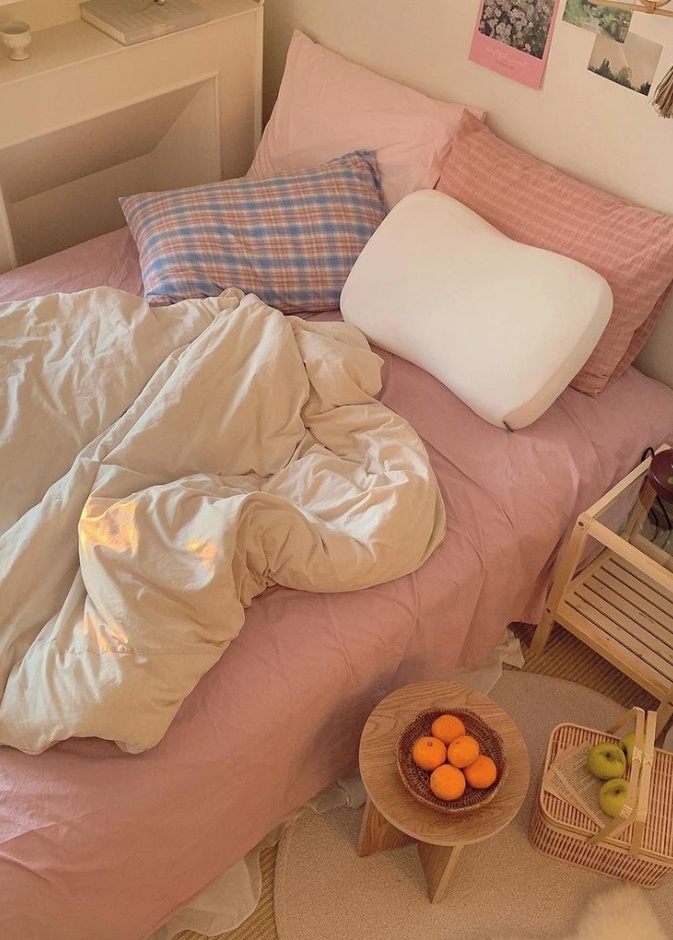 الوردي والأبيض في ديكور غرفة نوم مريحة وهادئة