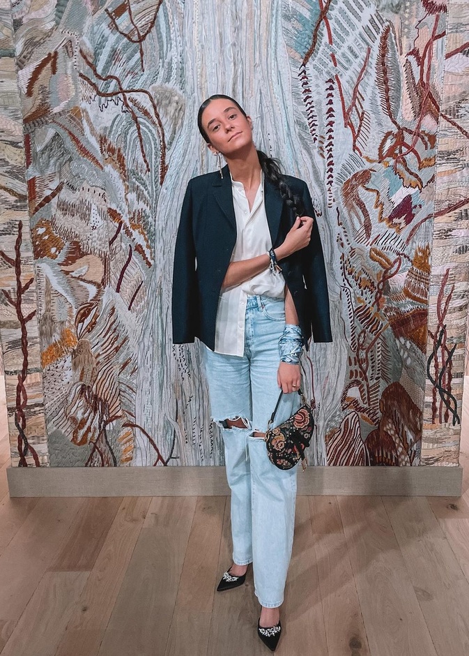 بدت أنيقة وعصرية من خلال تنسيق البنطلون الدنيم الممزّق مع القميص والبليزر الأسود