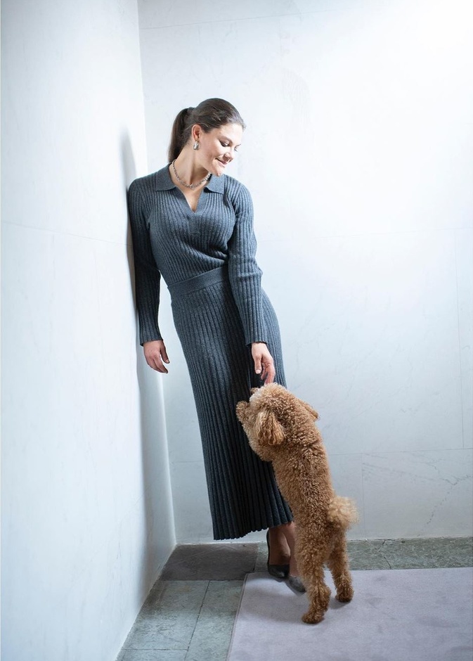 تألقت بطقم رمادي اللون من الكشمير وبصيحة المونوكروم