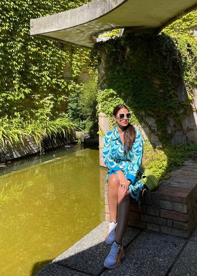 تألقت درة بالفستان الميدي المزيّن بالنقشات بدرجات اللون الأزرق مع الحذاء الرياضي الأبيض