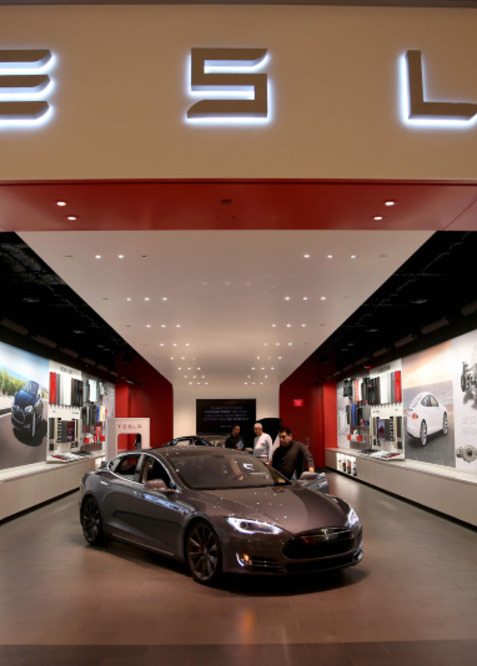 تسلا سلمت قرابة مليون سيارة في 2021