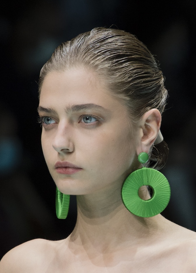 تطبيق صيحة الشعر المبلل مع الكعكة بأسلوب دار Emporio Armani