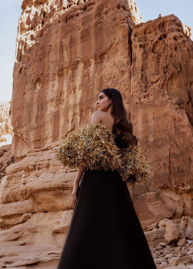 جلسة تصوير وسط الاعمال الفمية في العلا لمجموعة الأزياء الراقية من المصممة السعودية إيمان العجلان