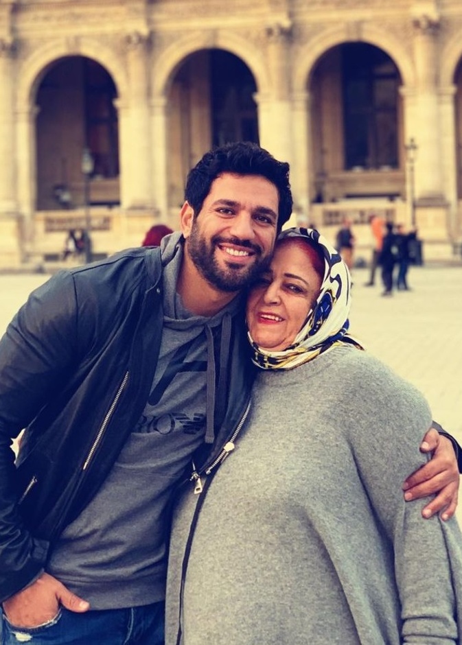 حسن الرداد مع والدته الراحلة