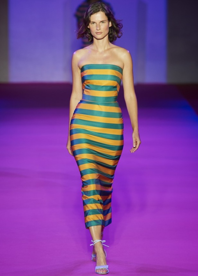 دار Brandon Maxwell قدّمت الفستان الطويل الضيق باللونين الأخضر والأسود