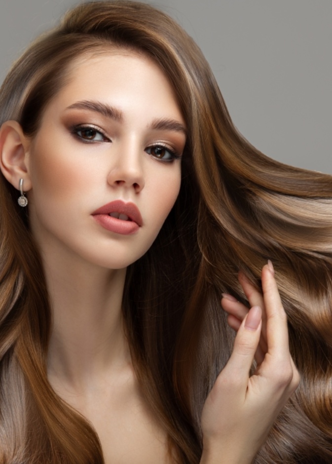 تتنوع فوائد ماسك الشعر بالعسل لأنه غني بالفيتامينات والبروتينات والمعادن الأساسية