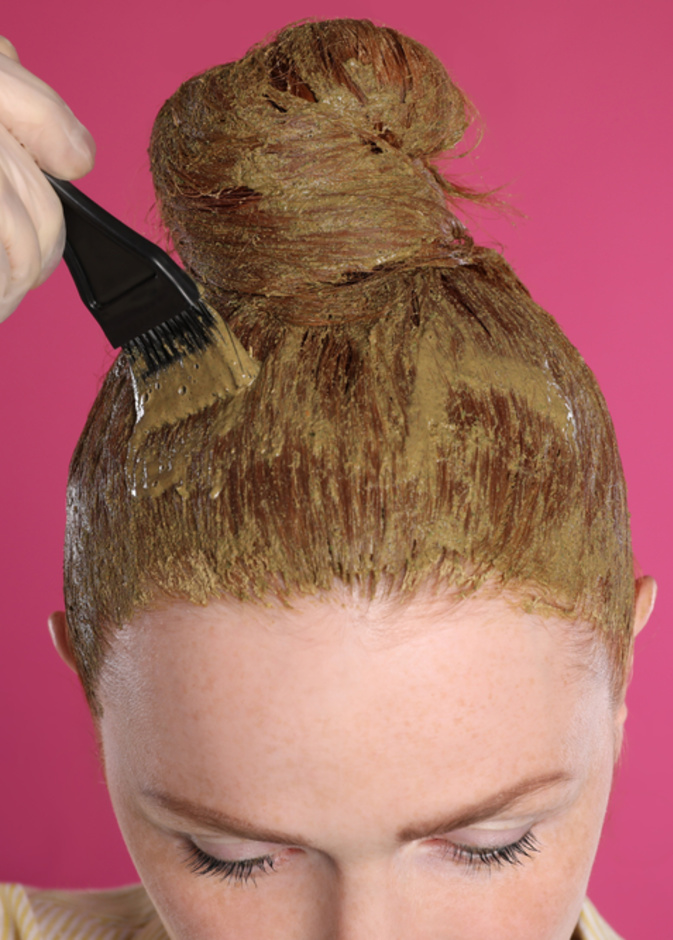 طريقة تثبيت الحناء على الشعر لأطول فترة ممكنة