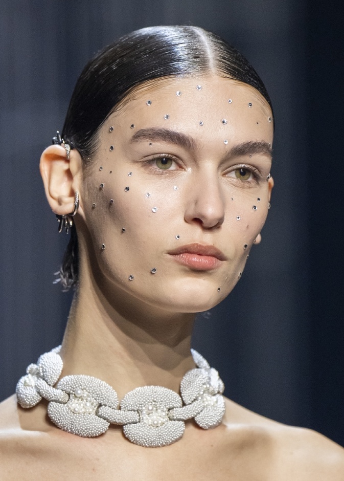 صيحات جمالية مع حبيبات الكريستال الفضية من دار Fendi