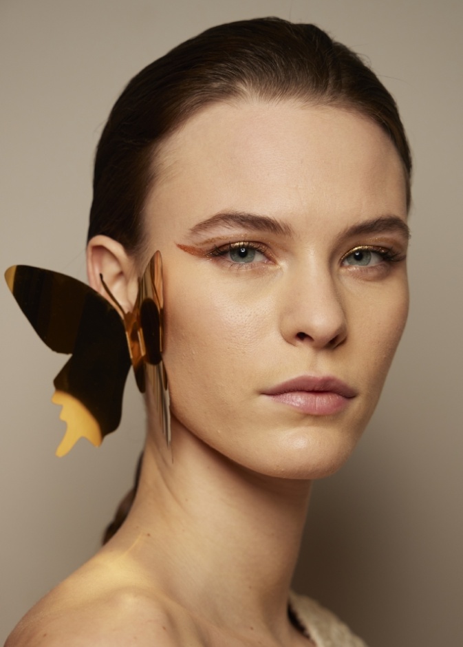 صيحات مكياج ربيع 2022 برونزية ومسحوبة الى الاعلى من وحي دار Alexis Mabille