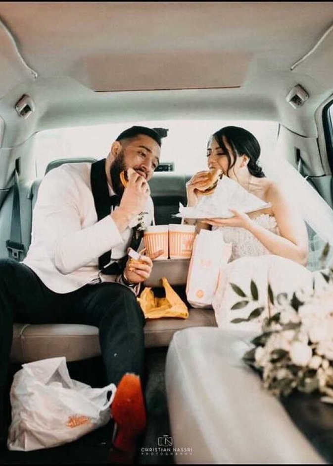 ضابط يتزوج صديقته في مطعم حيث كان موعدهما الأول