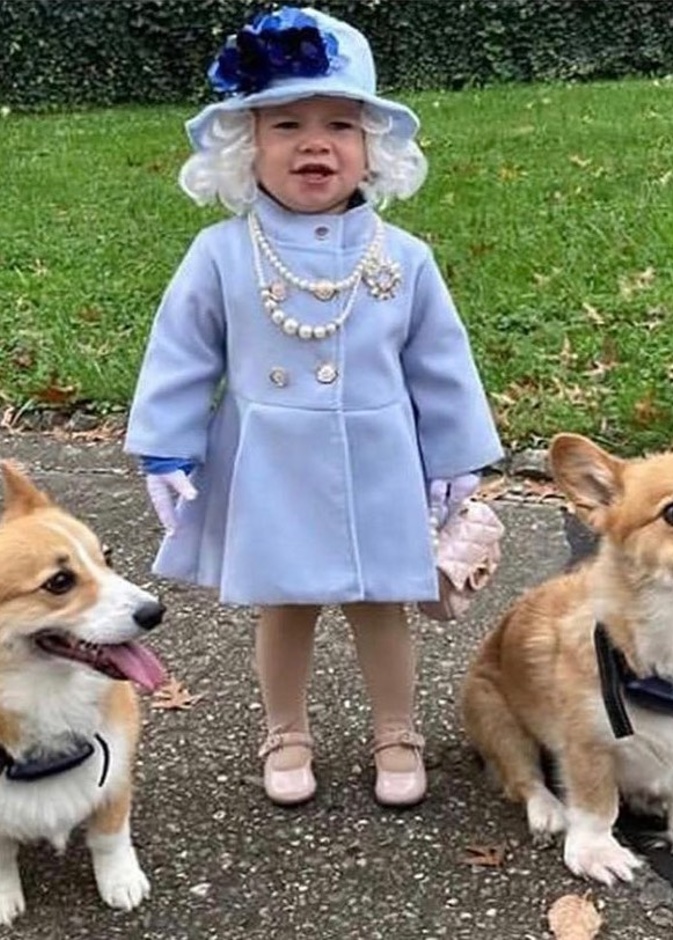 طفلة صغيرة تتنكر على شكل ملكة بريطانيا