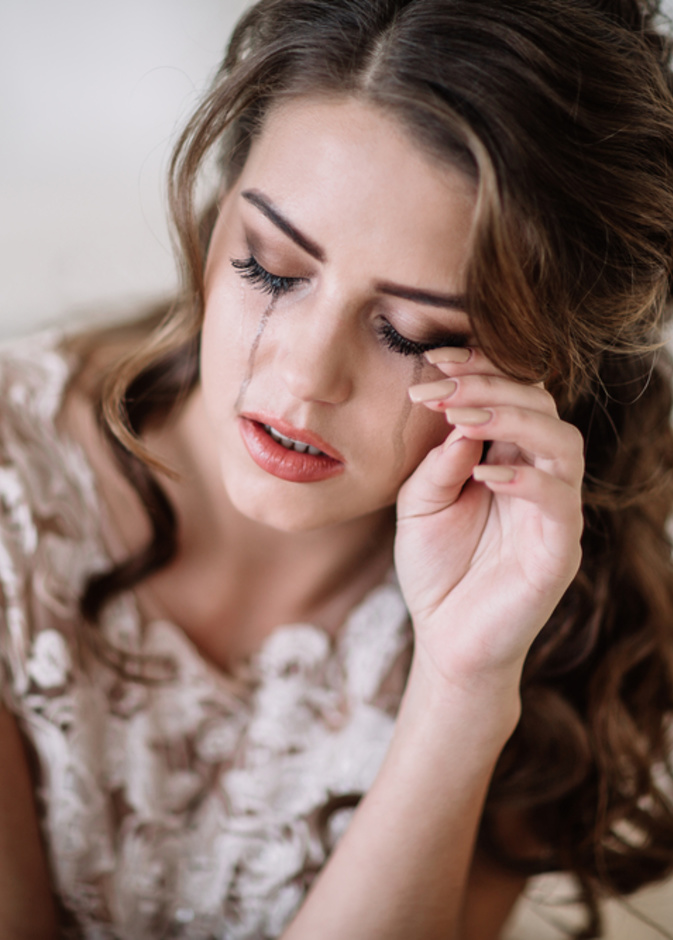 عريس يستبعد والدة عروسه من حضور الزفاف