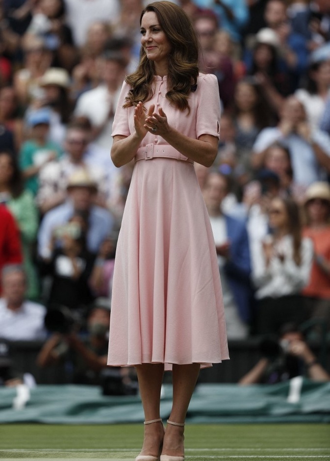 غالبًا ما تتألق كيت ميدلتون بالفساتين الكلاسيكية الأنثوية