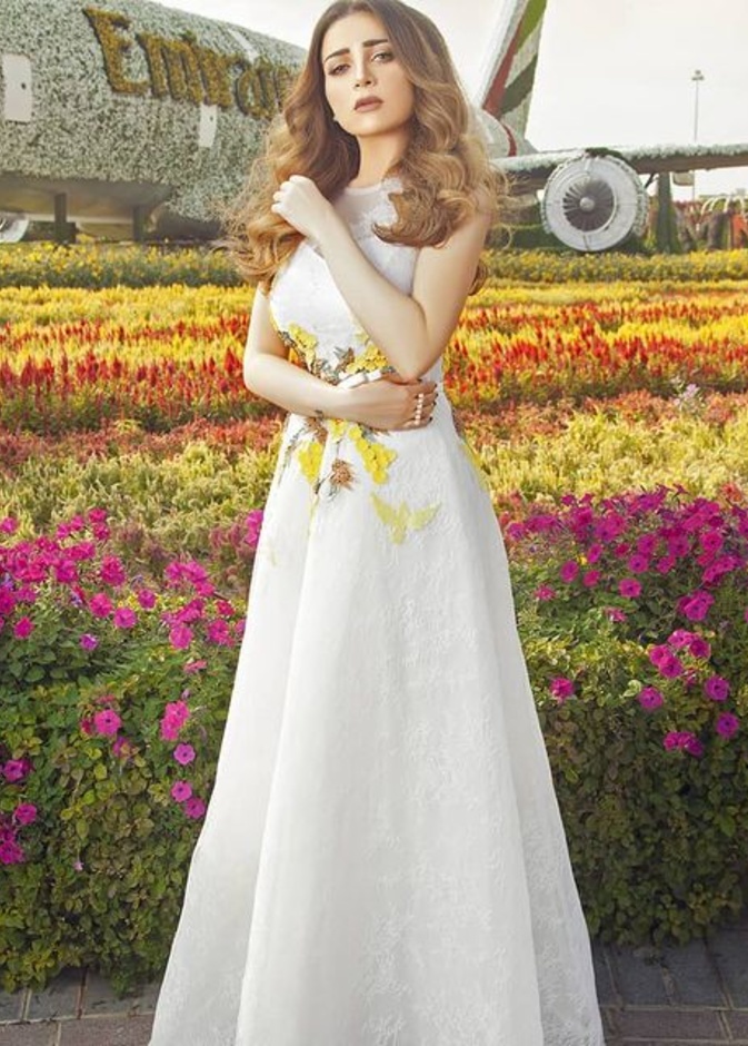 فساتين خطوبة باللون الابيض انستقرام@maiezzeldin